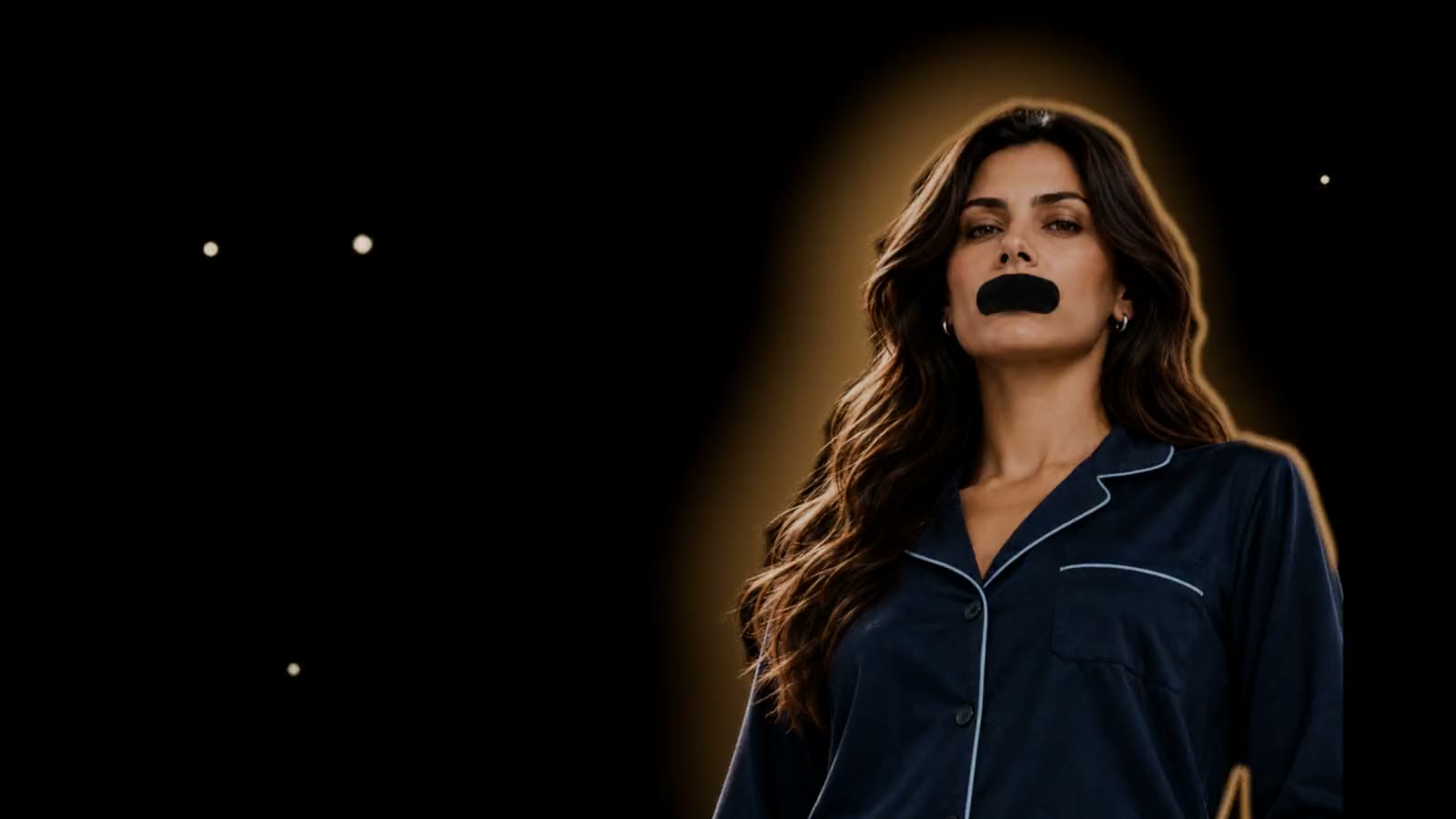 Mulher de pijama azul-marinho com a Somnus Tape, fita bucal preta, sobre os lábios
